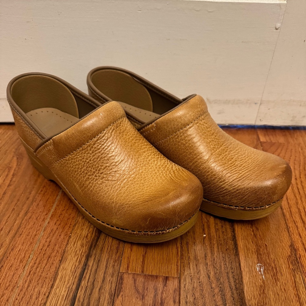 Dansko Honey Distressed Clogs Womens 39 EU 8.5 US Slip On Shoes Leather Nursing